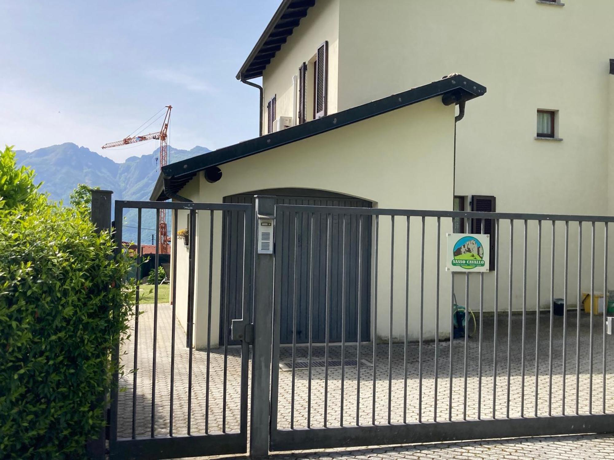 Villa Sasso Cavallo مانديلو ديل لاريو المظهر الخارجي الصورة